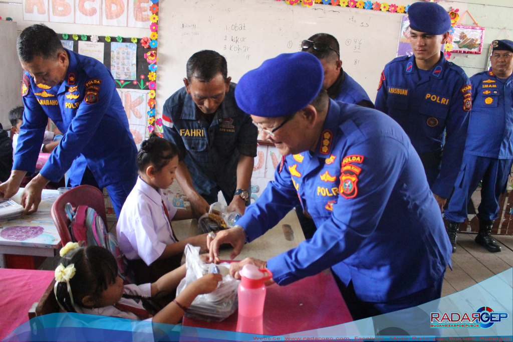 Ditpolairud Polda Sumut Gelar Bakti Sosial Makan Bergizi Gratis untuk Siswa SD di Kampung Nelayan Seberang